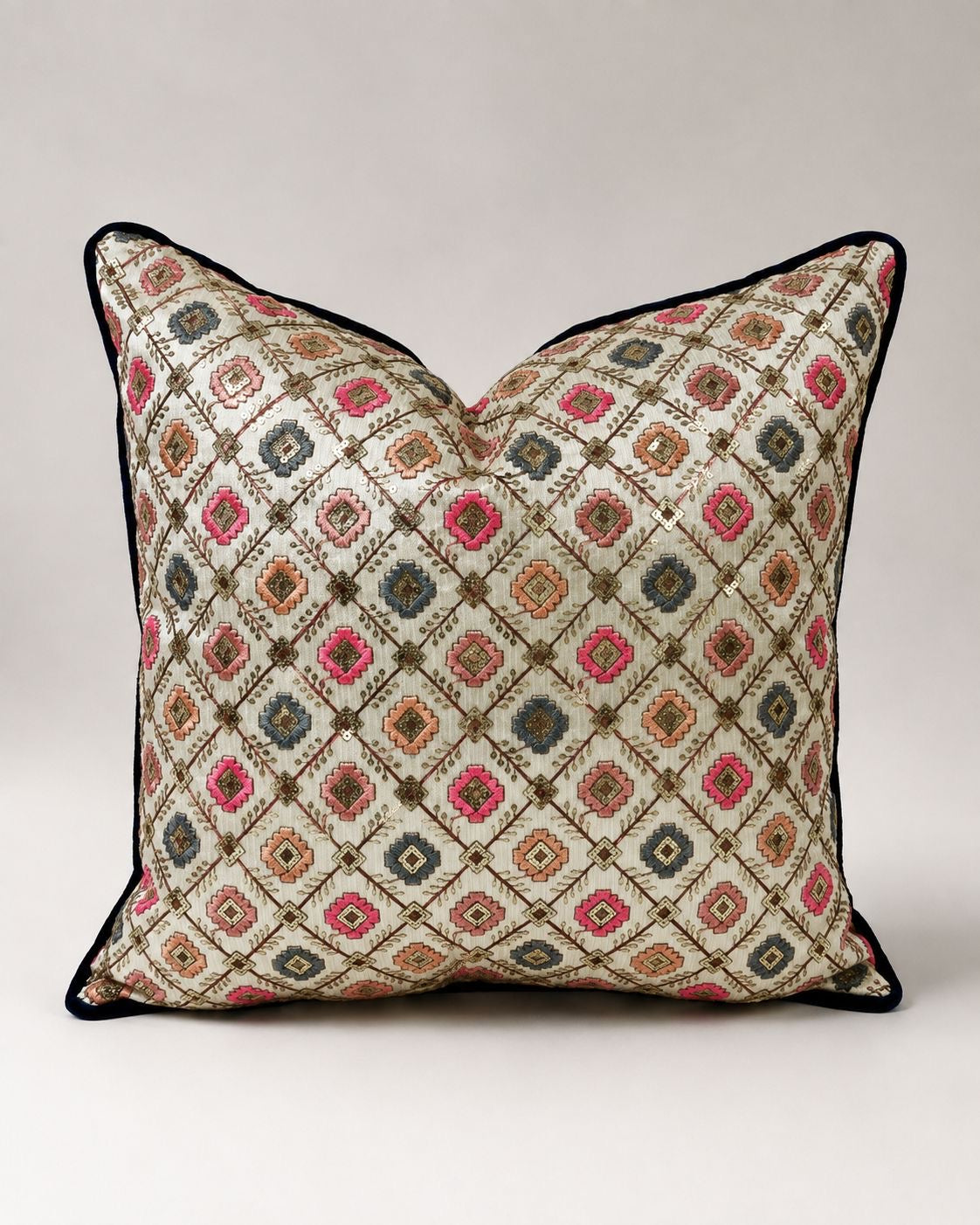 Desenli İpek Kırlent – 45×45 cm | Kontrast Biye & İç Dolgu Dahil
