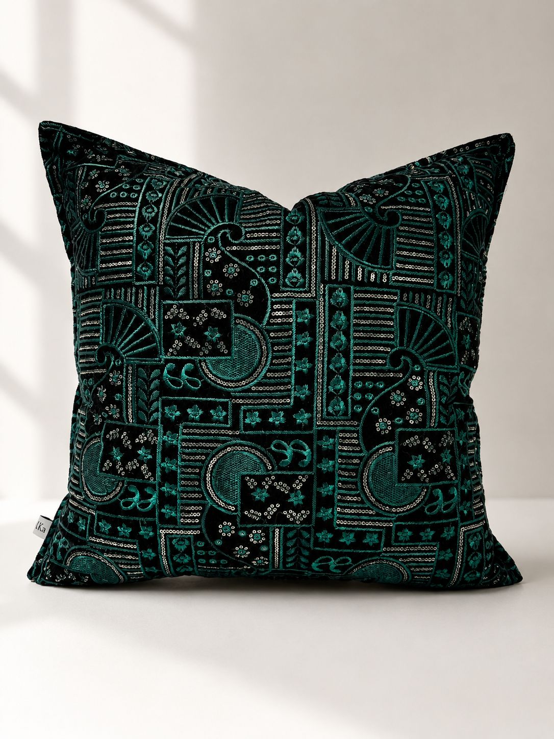 Maharani İşlemeli Kadife Kırlent 45 × 45 cm – İthal Hint Kumaşı